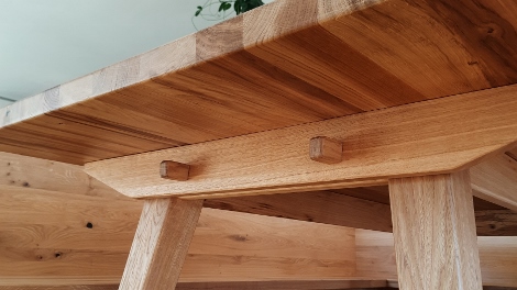 Naturholz-Möbel