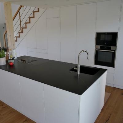 Kuche Weiss Grifflos Arbeitsplatte Nero Asoluto30 640x640