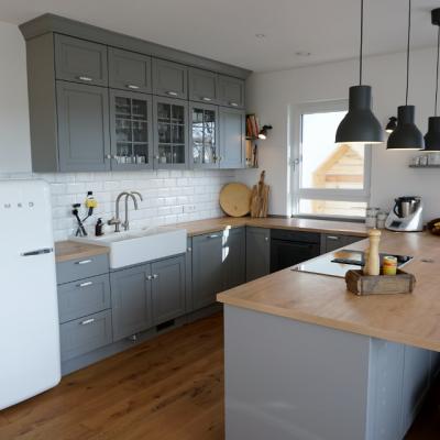 Moderner Landhaus Grau Wohnkuche Gustenfelden 640x640 2