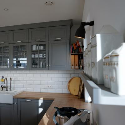 Moderner Landhaus Grau Wohnkuche Gustenfelden 640x640 4