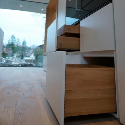 Moderne Kuche Weiss Holz Keramik Rednitzhembach 577x640 3
